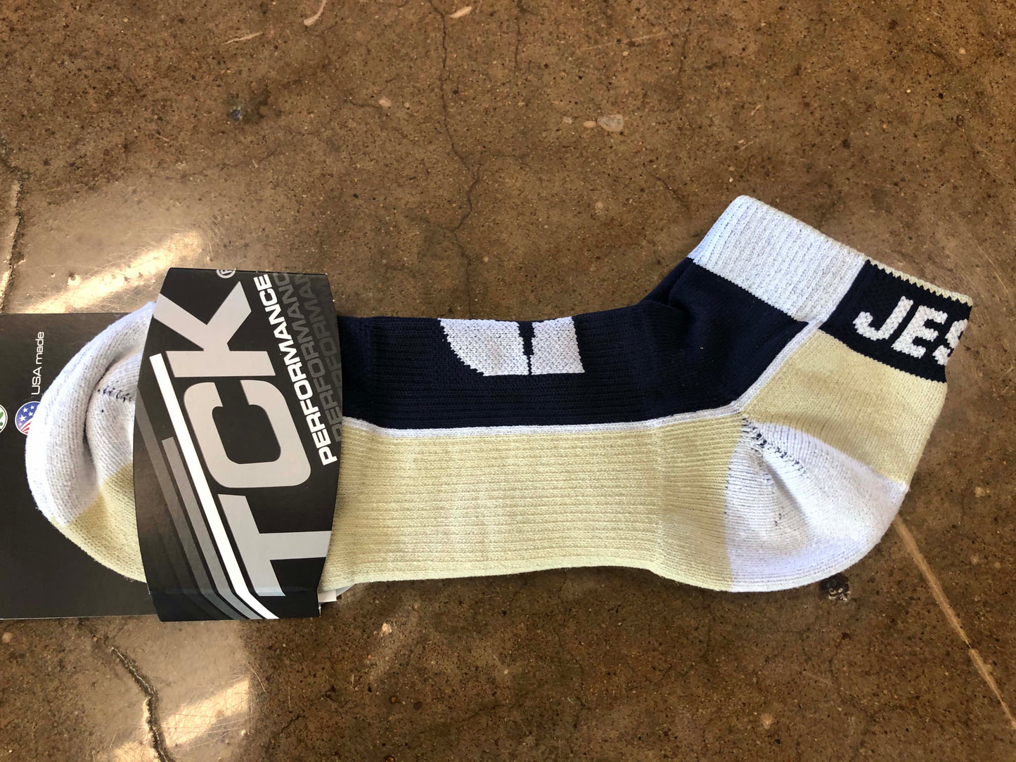 Low cut stripe compression performance