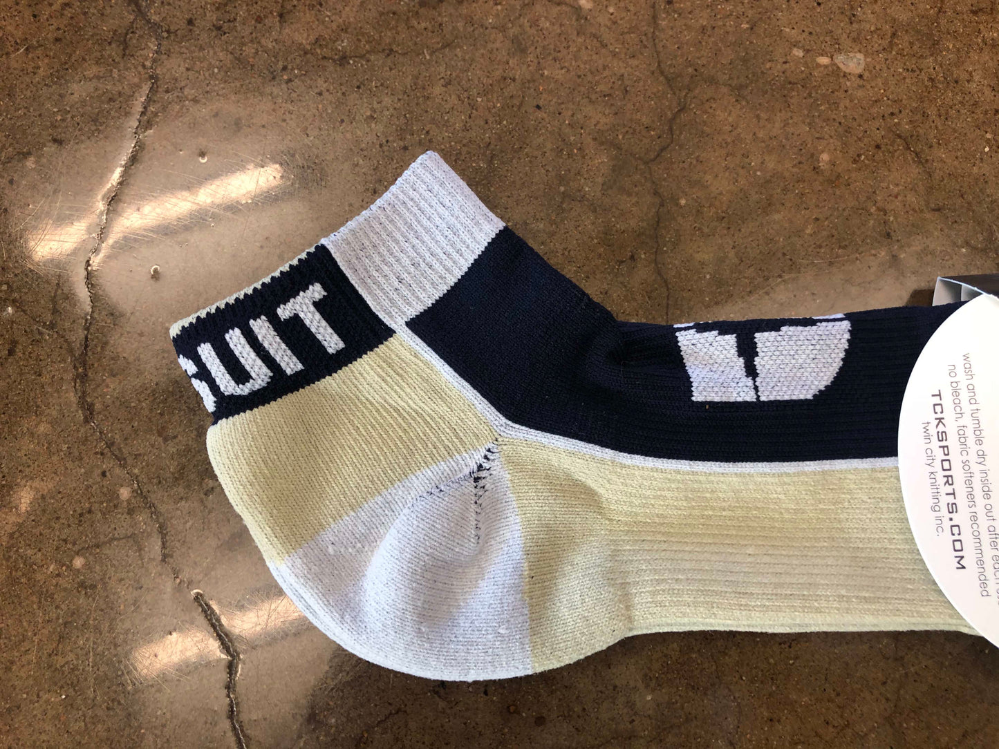 Low cut stripe compression performance